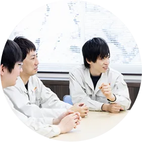 打ち合わせをする三洋機工の社員