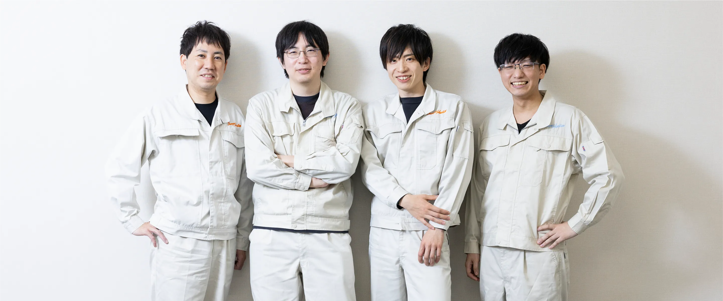 プロジェクトメンバー4名の集合写真
